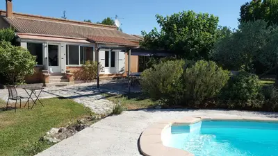 a house with a swimming pool in the yard at Maison de charme avec piscine privée à Velleron in Velleron