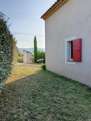 a red window on the side of a house at Le Petit Mas des Hauts de Beyssan, Maison de vacances avec piscine privative pour 2 personnes in Gargas