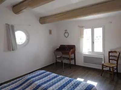 a bedroom with a desk and a bed and a window at Le Petit Mas des Hauts de Beyssan, Maison de vacances avec piscine privative pour 2 personnes in Gargas