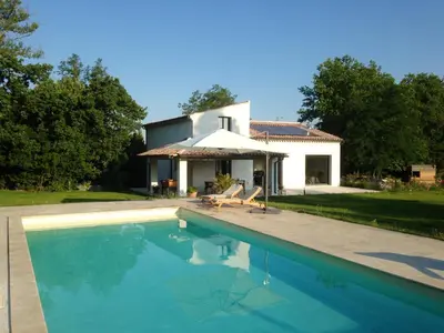 a swimming pool in front of a house at Villa charmante à Eyragues avec piscine privée in Eyragues