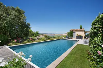 a swimming pool in the yard of a house at Villa Briali Pont Royal in Mallemort