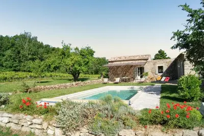 a house with a swimming pool in a yard at Villa spacieuse à Oppède avec piscine et vue imprenable in Oppède