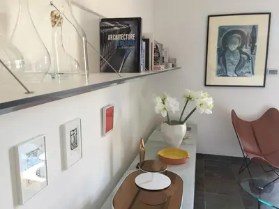 a living room with a table and a shelf at BB 12 LUBERON chambres d'hôtes contemporaines in Gordes