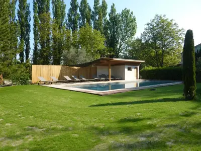 a house with a swimming pool in a yard at Le Cabanon in Le Thor