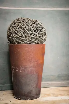 a container with a rope in it sitting on a table at Un Ryad a l'Isle in LʼIsle-sur-la-Sorgue