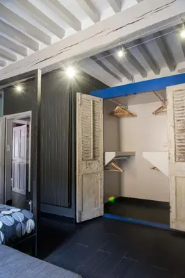 a room with a bed and an open door at Un Ryad a l'Isle in LʼIsle-sur-la-Sorgue