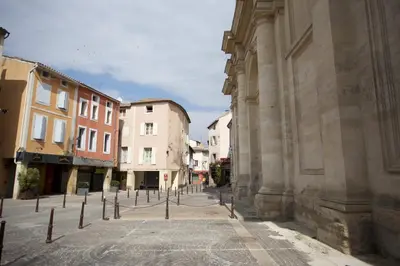 an empty street in a city with buildings at Appartement spacieux Rochereau in LʼIsle-sur-la-Sorgue