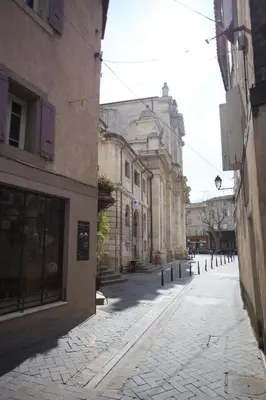 an empty street in a city with buildings at Appartement spacieux Rochereau in LʼIsle-sur-la-Sorgue