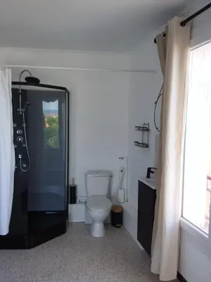 a bathroom with a toilet and a shower at Ogooué appartement entier Lumineux 94m2 in Carpentras