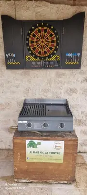 a dart board on top of a wooden box at Le Mas de la Tortue (Toit Terrasse) in Caromb