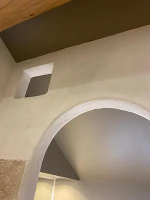an archway in a building with a ceiling at L'atelier B&B in Bédoin