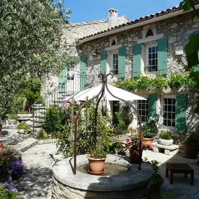 Semi-detached provencal farm with swimming pool