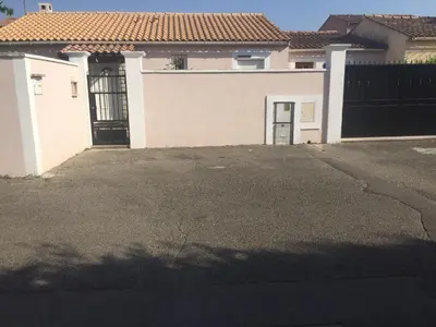 a white house with a gate and a driveway at Villa Jasmin in Carpentras