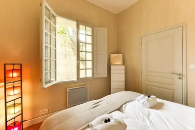 a bedroom with a bed and a window at Appartement de caractère entre St Rémy et Avignon, 74m2, 2 à 4 personnes in Noves