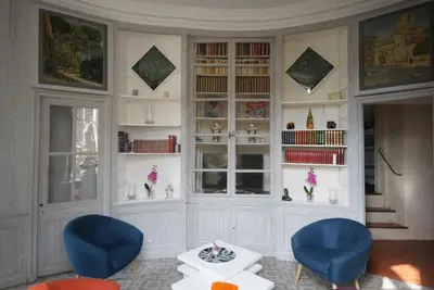 a living room with two blue chairs and a table at Appartement de caractère entre St Rémy et Avignon, 74m2, 2 à 4 personnes in Noves