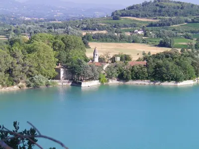 an island in the middle of a large lake at La mordorée in La Motte-dʼAigues