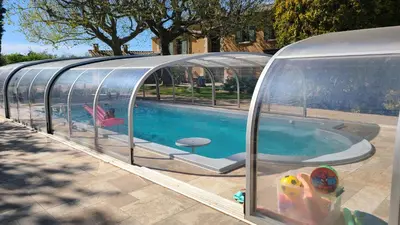 a domed swimming pool with a domed house at Gîte familial de charme, piscine chauffée en Provence in Le Thor