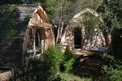 an old house with a bench in the yard at Cabanons Jour & Nuit in Mazan