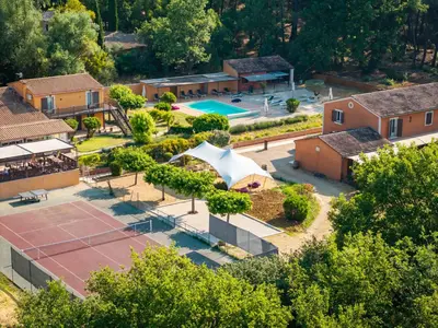 an overhead view of a tennis court and a tennis court at Hotel Les Ambres in Roussillon