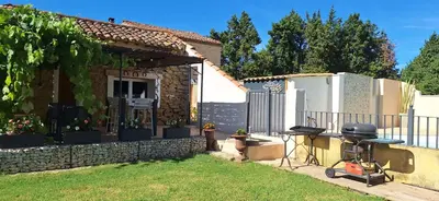 a house with a grill in a yard at Gîte Mas de la Restanque in Monteux