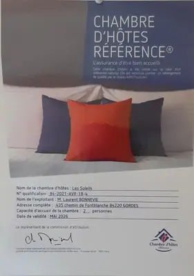 a box with a picture of a bed with three pillows at Mas Val-Chênaie Gordes in Gordes