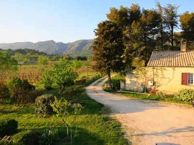 a road leading to a house in a field at Les Biguières in Maubec
