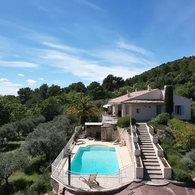 vacation home with private swimming-pool and a nice view on the luberon mountain