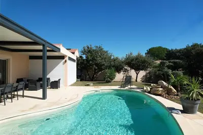 a swimming pool in the backyard of a house at very pretty contemporary villa with pool located in Aureille in the alpilles, close to the center on foot. sleeps 4. in Aureille