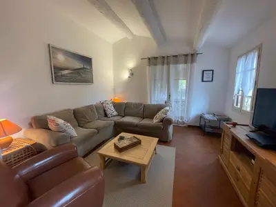 a living room with a couch and a tv at La belle histoire gîte Luberon in Bédoin