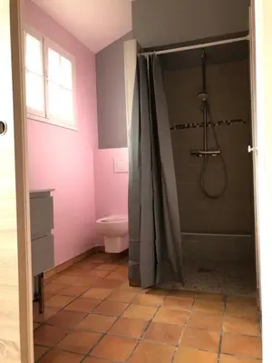 a bathroom with a shower and a toilet at Le clos des vergers in LʼIsle-sur-la-Sorgue