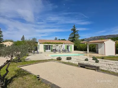 an external view of a house with a swimming pool at Villa Chapperon in Bédoin