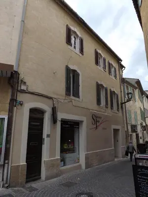 a cobblestone street in the middle of a city at le COIN salonais in Salon-de-Provence