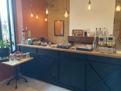 a counter with some glasses on it at Les lofts in LʼIsle-sur-la-Sorgue