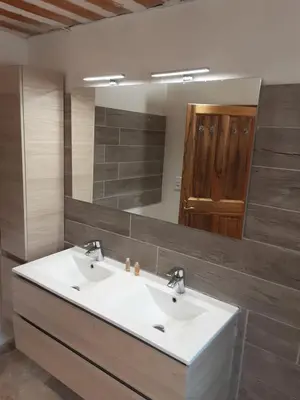 a bathroom with a white sink and a mirror at Villa confortable avec piscine privée à Saint-Saturnin-lès-Apt in Croagnes
