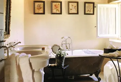 a bathroom with a large tub and a sink at Villa Grenache, La Bastide de Marie, Villa avec services in Ménerbes
