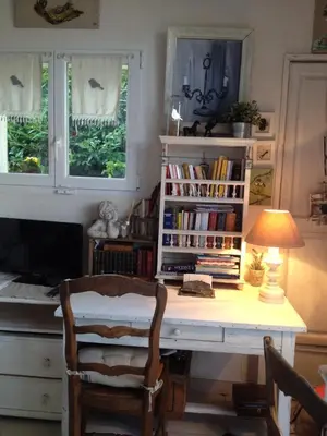 a desk with a lamp and a chair in a room at L'Oustalet in La Tour-dʼAigues