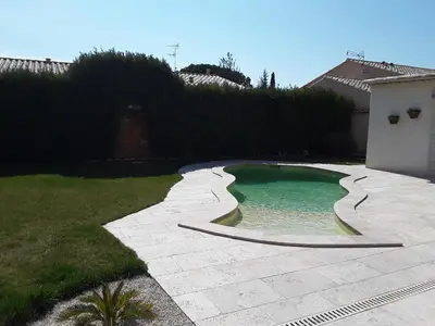 a small swimming pool in a yard with grass at Yofanto in Sénas