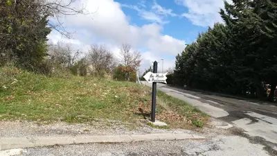 a street sign on the side of a road at Les Hauts De Reillanne in Reillanne