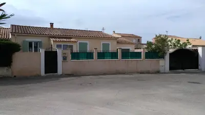 a house with a gate and a fence at L'ilot de Carpentras in Carpentras