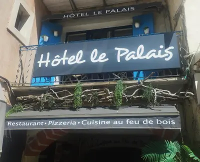 a sign for a hotel les palais on a building at Le palais, hôtel - restaurant in Apt