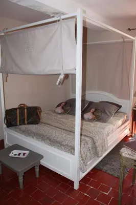 two people laying on top of a bunk bed at Château de Vedène in Vedène