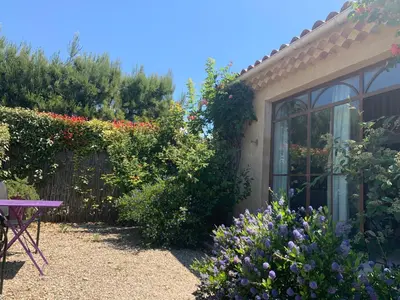a garden with a table and some flowers at Domaine La Condamine CRILLON LE BRAVE in Crillon-le-Brave