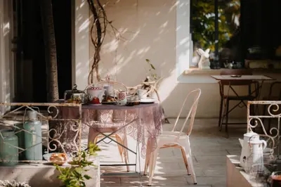 a table in a room with a table and chairs at Les intérieurs d'Angèle in Pernes-les-Fontaines