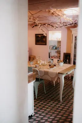 a dining room with a table and some chairs at Les intérieurs d'Angèle in Pernes-les-Fontaines