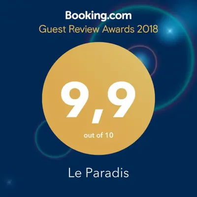 a sign that says guest review awards with a yellow circle at Le Paradis in Vaugines