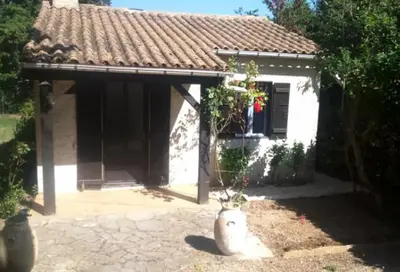 a small white house with a roof at Maisonnette in Carpentras