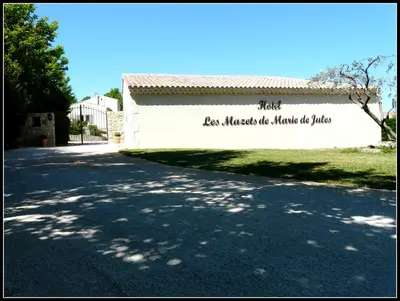 a wall with a sign on the side of a building at Les Mazets de Marie de Jules in Eyragues