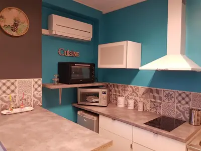 a kitchen with blue walls and a counter top at BlueBird in Cavaillon