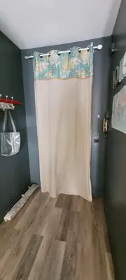 a shower curtain in a room with a wooden floor at BlueBird in Cavaillon