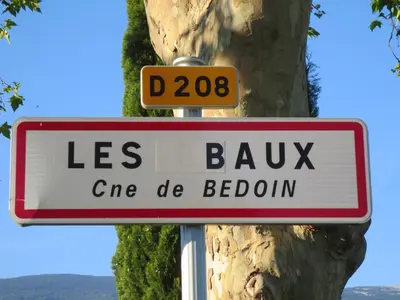 a sign that reads les blux one de bedholm at Oustau du Ventoux in Bédoin
